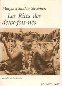 STEVENSON Margaret Sinclair, - Les rites des deux-fois-nés, Le Soleil Noir, Approches de l'hindouisme, 1982, 403 pp., broché, couverture légèrement empoussiérée, bon état. Réf.: 34348